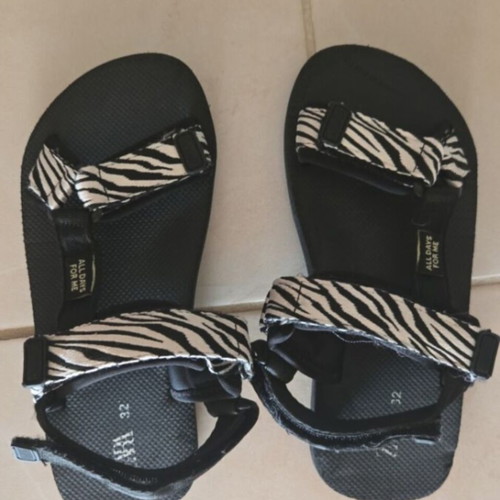 Zara sandals size 32, black