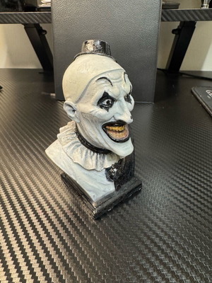 Terrifier Art the Clown Bust like new horror collectible