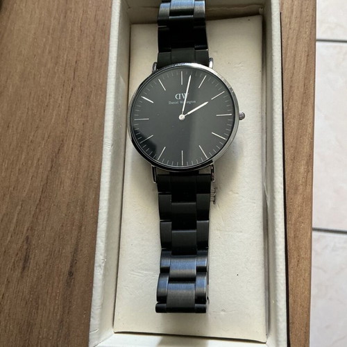 Daniel Wellington watch black like new with box and receipt