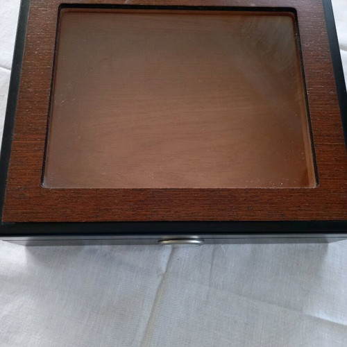 Cigar box like new with humidity meter 22x25 cm