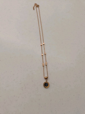 Necklace with two sides used
