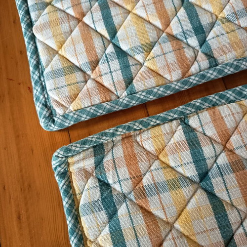 Quilted placemats like new, set of 2