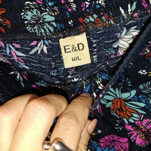 Women's zip culotte pants like new with floral print on blue