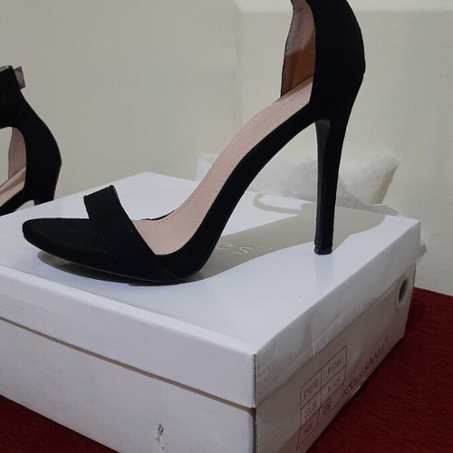 Ideal Shoes black suede high heel sandals size 39 like new