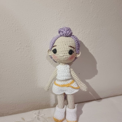 Rumi doll from K-pop demon hunters with removable clothes, new