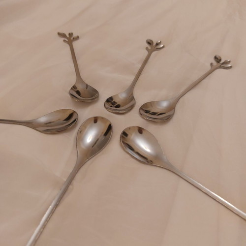 Set of 6 stainless steel spoons with leaf design like new