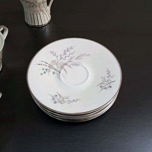 Bavaria Germany Tea Set like new with jug, creamer and 5 cups