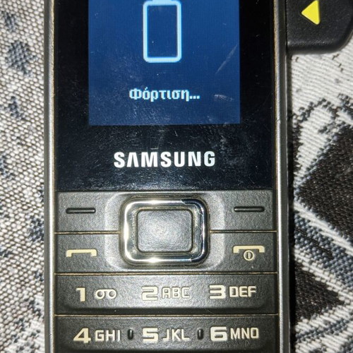 Samsung Duos feature phone with buttons, dual SIM, black