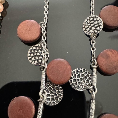 Long necklace new in nude colors