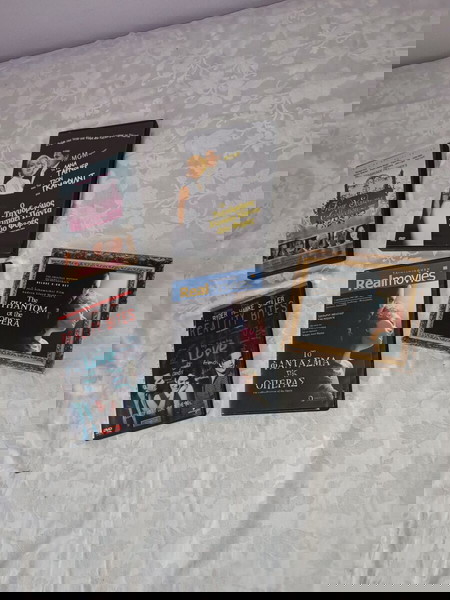 4 ταινίες DVD ξένου κινηματογράφου και ένα CD από ταινία .