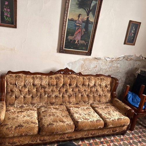 Vintage 80s sofa with carved wood – retro statement piece