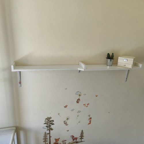 IKEA white shelf 140 cm like new with metal brackets