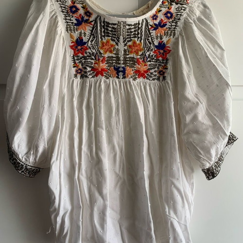 Solitaire white blouse with embroidered flowers like new, size M
