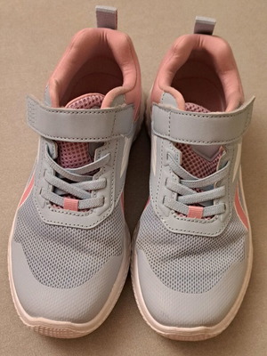 Reebok athletic shoes used, size 33, blue pink