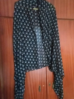 Scarf with owl pattern like new, black and white