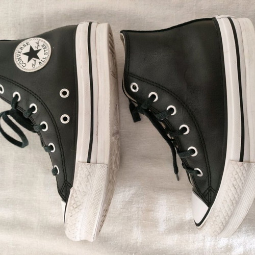 Converse All Star Chuck Taylor kids leather ankle boots as new, size 32
