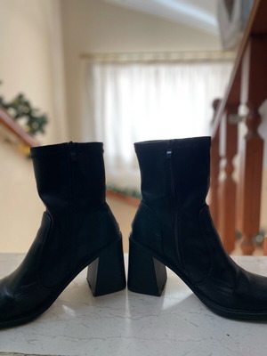 Black ankle boots like new, size 39