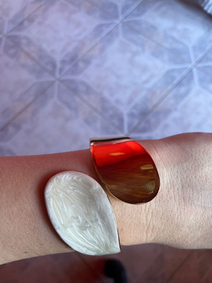 Gold and white bracelet new, opens and closes