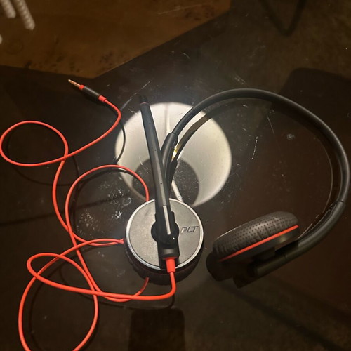 Plantronics Blackwire C3210 On Ear headphones like new wired for office