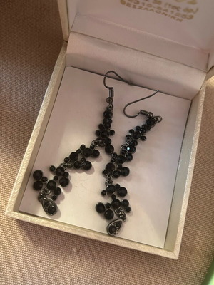Black earrings like new