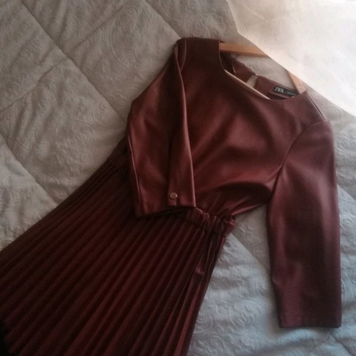 Pleated brown Zara dress new, faux - 30,00 - Vendora.cy Pleated brown Zara dress new, faux - 30,00 - Vendora.cy
