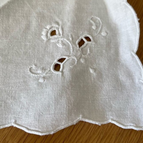 Set of 10 white dinner napkins like new, 100% cotton with handmade embroidery
