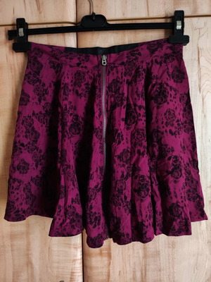 H&M Divided Skater goth mini skirt used, dark fuchsia with black roses, size 36