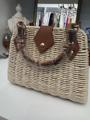 Straw handbag new with bamboo handles beige