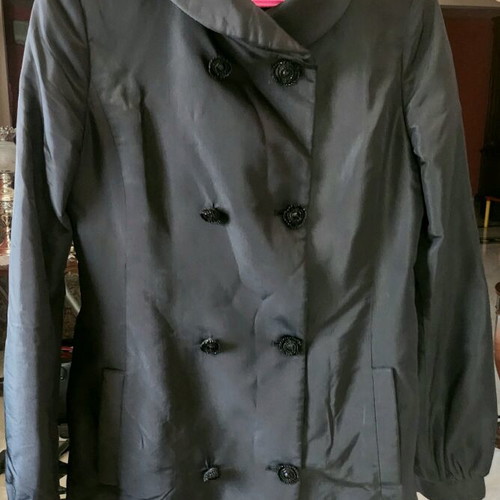 Elegant evening coat by the brand Pinko, made of silk with embroidered buttons, very impressive