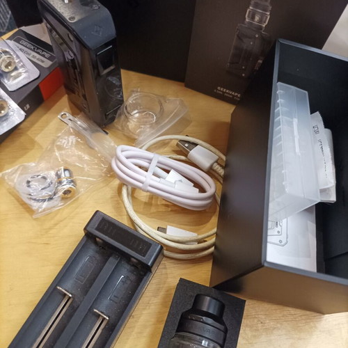 GeekVape L200 electronic cigarette like new, 5.5ml, 200W, black