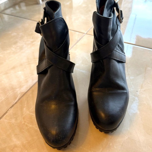 Mille Luci women's leather ankle boots size 40 like new black