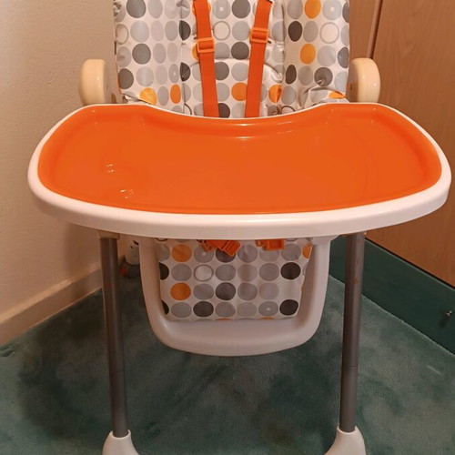 FreeOn folding baby high chair like new with 5-point safety harness