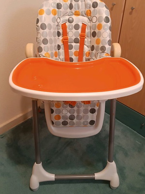 FreeOn folding baby high chair like new with 5-point safety harness