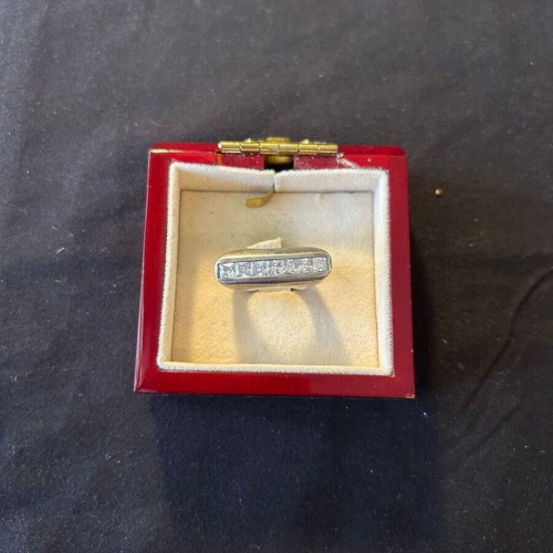 Silver 925 ring with white stones like new