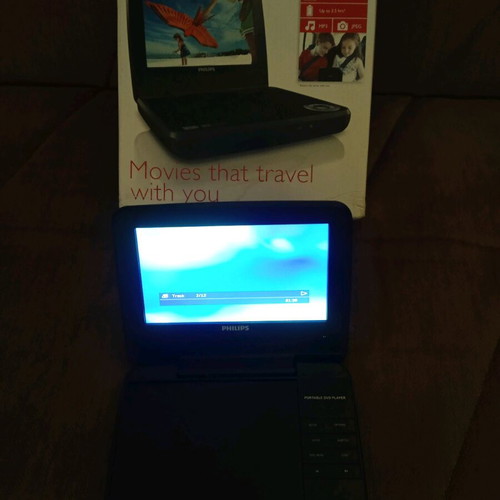 Philips φορητό DVD player σαν καινούργιο με αυθεντική συσκευασία και 2 φορτιστές