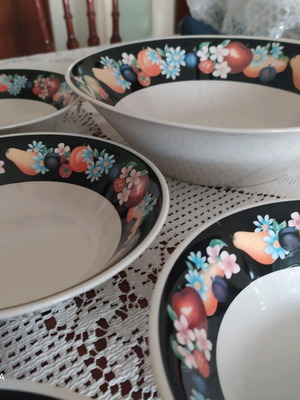 Salad bowl set like new, 7 pieces with multicolored flowers