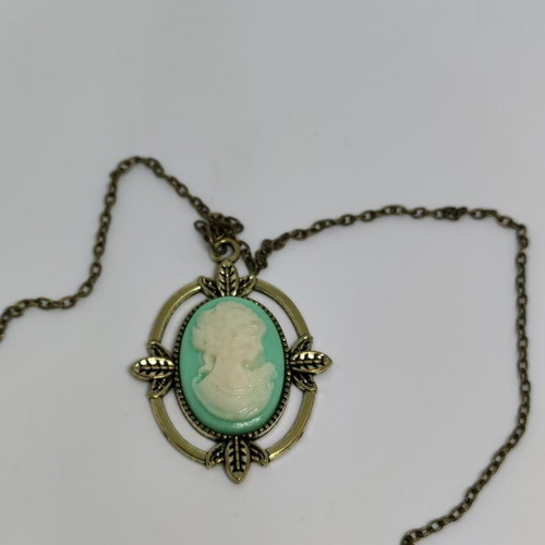 Vintage style pendant necklace with cameo decoration, like new