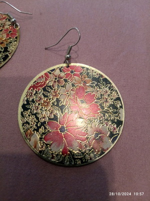 Earrings used with flower design in gold and pink-black, lightweight