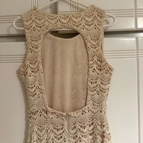 Sleeveless lace dress like new, cream, size s-m