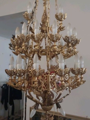Εκκλησιαστικός πολυέλαιος με εικόνες και πάνω από 30 θέσεις για λαμπτήρες