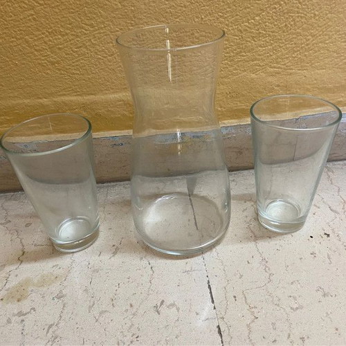 Carafe with two glasses like new