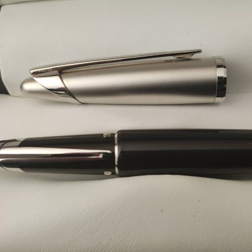 Waterman EDSON Diamond Black fountain pen with gold nib like new collectible