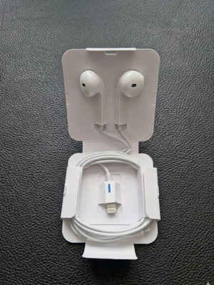 Wired Earphones with Lightning Connector new, white