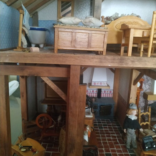 Collectible traditional Deagostini house with 4 figures and equipment