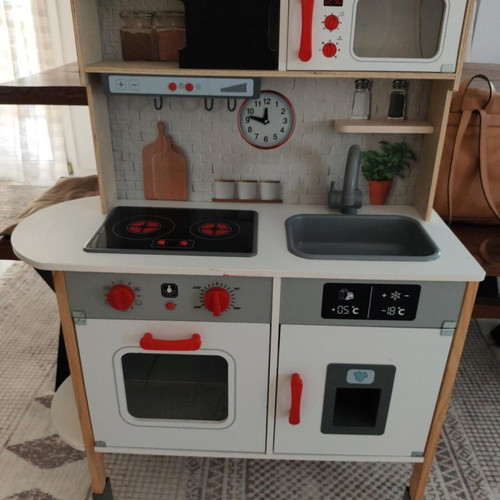Wooden children's play kitchen like new, fully equipped