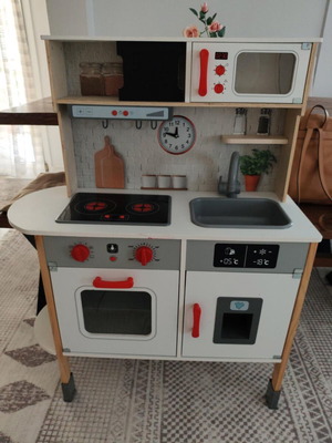 Wooden children's play kitchen like new, fully equipped