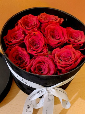 Decorative box with forever roses like new, 20cm diameter