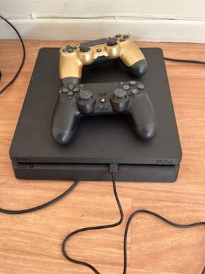 PlayStation 4 σαν καινούργιο με 2 χειριστήρια και 2 παιχνίδια