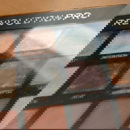 Revolution Pro παλέτα ματιών σαν καινούργιο με ματ και μεταλλικά χρώματα