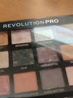 Revolution Pro παλέτα ματιών σαν καινούργιο με ματ και μεταλλικά χρώματα